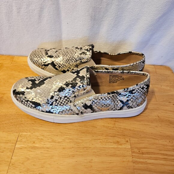 Women's Time and True Slip On Shoes. Size 8. -- ITEM #1962 - Picture 2 of 6